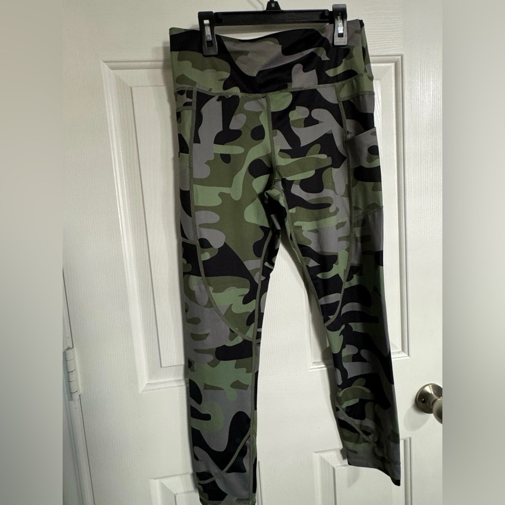 Zyia Active.Light n Tight.High rise.Capri. Camo.Size large 8-10.